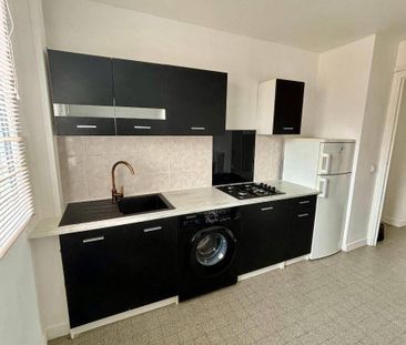 Location appartement rénové 3 pièces 53.59 m² à Crest (26400) 5 - Photo 2