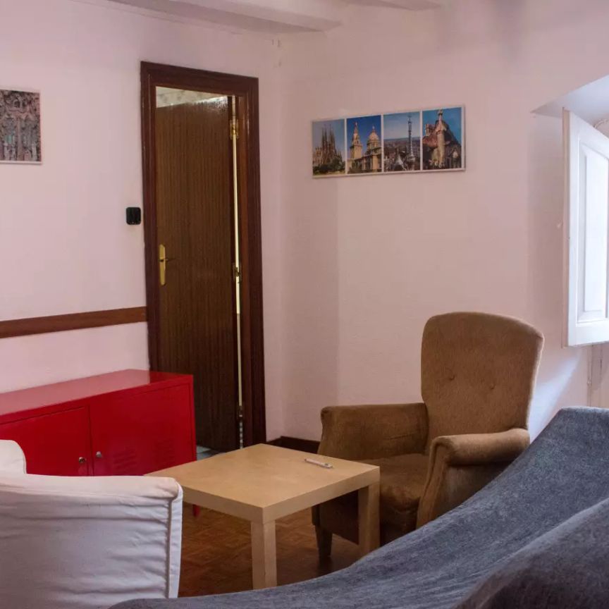 Double bed in Room in a shared 5-bedroom apartment for rent in El Raval - Foto 1