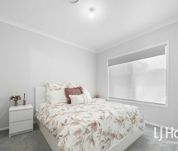 Sought After High-End Residence - Established Location - Walk to Sc... - Photo 5