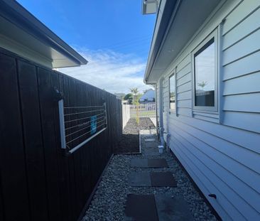 Modern 4-Bedroom Home in Mount Wellington - Photo 3