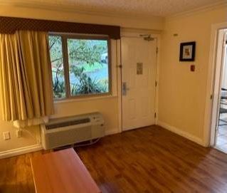 *** $1700/Month Bachelor Suite *** - Photo 4