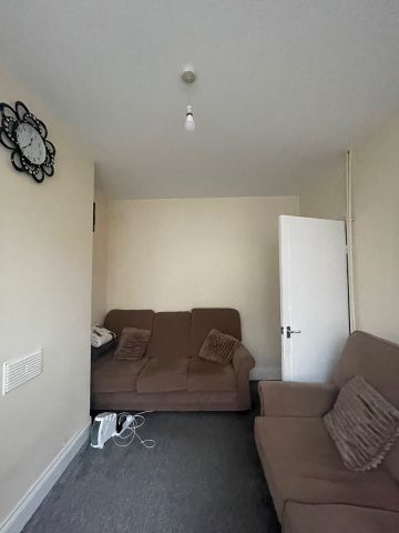 3 Bed Terraced House, Freeman Road North, LE5 - Photo 2