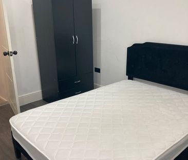 Room in a Shared House, Whitehorse Road, CR0 - Photo 4