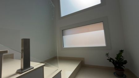 Moradia em Famões pensada para T4 | sala de 43 m² que dá 4.º quarto | 225 m² | lote 279 m² - Foto 2