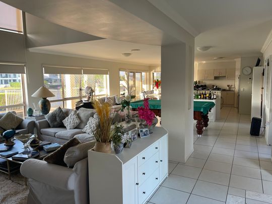 Helensvale - Photo 1