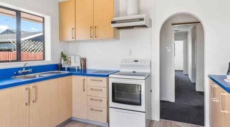 PARKLANDS - THREE BEDROOMS, RENOVATED, LOGFIRE, HEAT PUMP - Photo 4