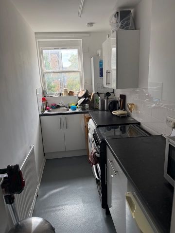 Room in a Shared Flat, Earls Court Road, W8 - Photo 3
