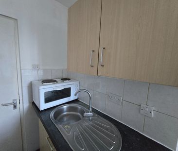 Studio Flat, Sheil Road, L6 - Photo 3