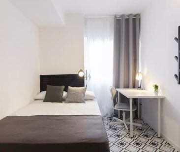 Double bed in Room in a shared 9-bedroom apartment for rent in Colina. - Photo 4