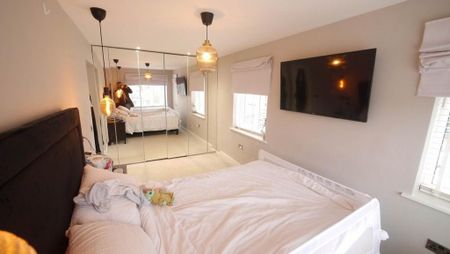 4 bedroom semi-detached house to rent - Photo 2