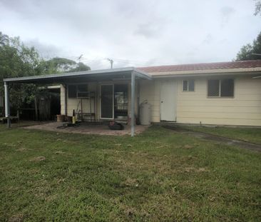 OLDER STYLE AIRCONDITIONED 4 BEDROOM FAMILY HOME - Photo 5