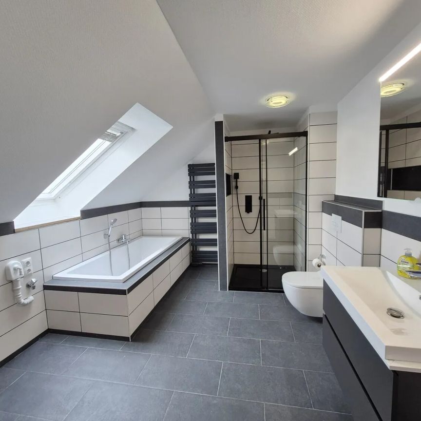 Klimatisierte, lichtdurchflutete 2-Zimmer-Dachgeschosswohnung mit Einbauküche - Photo 1