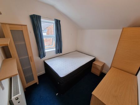 5 Bed Student Accommodation - Photo 2