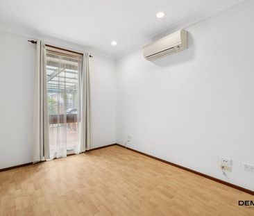 Timeless design. Corner position. Poolside living done right. - Photo 6