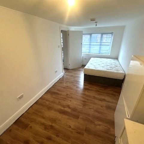 6 bedroom semi-detached house to rent - Photo 1