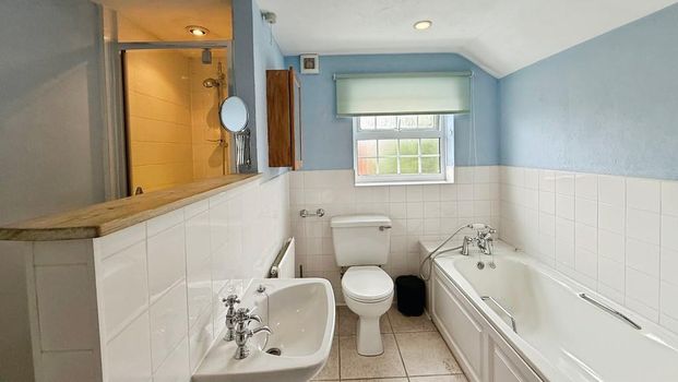 1 bedroom in a house share to rent - Photo 1