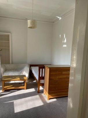 Studio Flat, Kelvin Drive, G20 - Photo 1