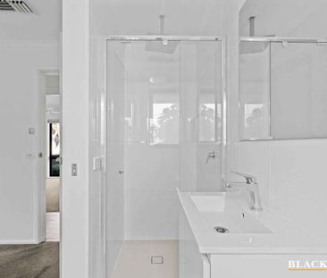 Spacious & Comfortable 4-Bedroom Family Home in Fraser - Photo 4