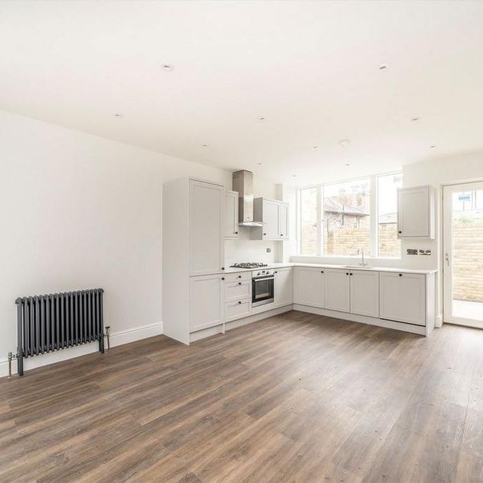 3 bedroom end of terrace house to rent - Photo 1