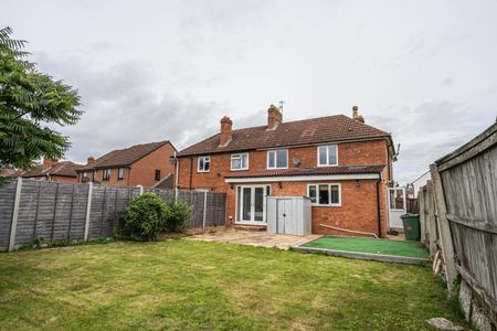 Spacious communal areas, with large drive and established garden - Photo 3