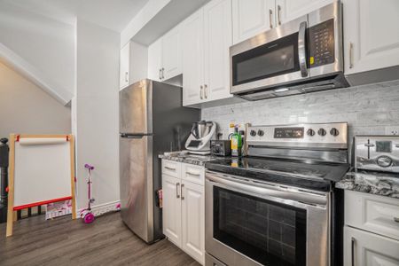 For Lease - 577 Takamose Private, Manor Park - Cardinal Glen and Area, Ontario - Photo 2