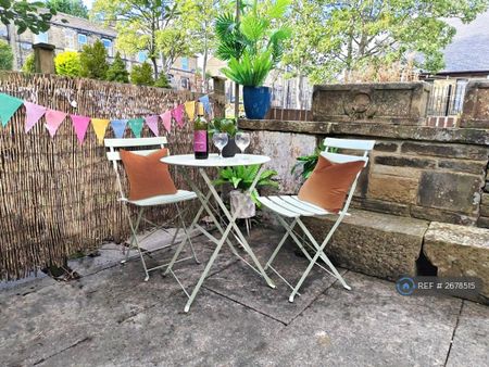 1 bedroom in a house share to rent - Photo 2