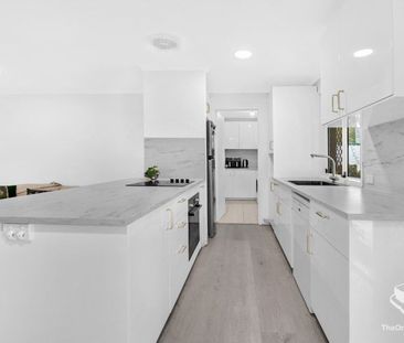 Stylish, Low- Maintenance Villa in Prime Labrador Location - Photo 5