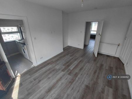 3 bedroom flat to rent - Photo 2