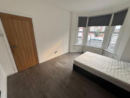 4 bedroom terraced house to rent - Photo 5