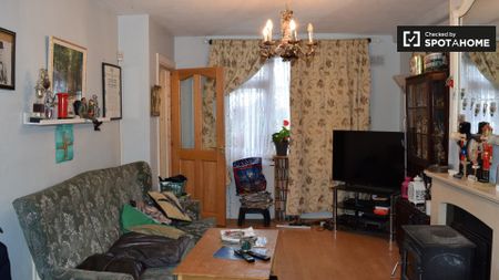 Bright room to rent in 2-bedroom flat in Crumlin, Dublin - Photo 2