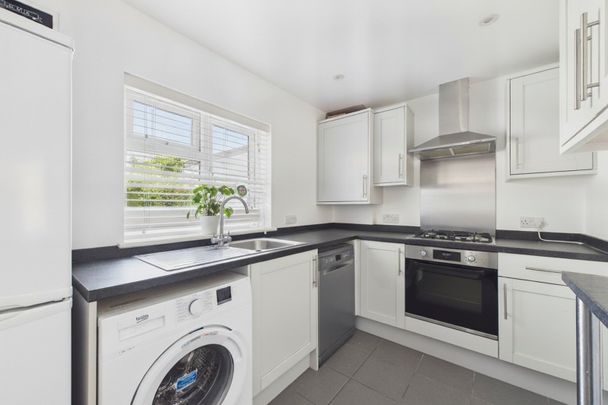 2 bedroom House in Long Lane, Staines-Upon-Thames - Photo 1