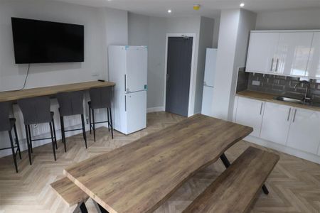 1 bedroom in a house share to rent - Photo 2