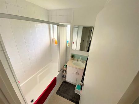 WEST HARBOUR, 3 BEDROOMS - Photo 2