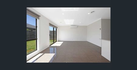 Modern Family Home - Photo 4