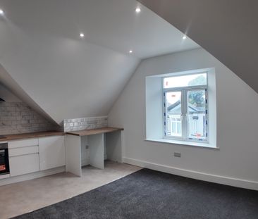 1 bed Flat in Top-floor flat Belgrave Road Torquay, TORQUAY, TQ2 5HZ - Photo 2