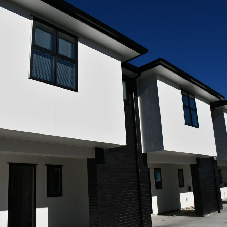 This studio room within walking distance to local shops and the university. - Photo 1