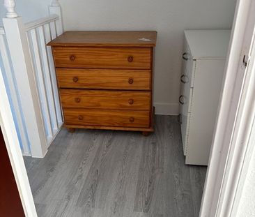 2 Bed Flat, Redecorated Ground And Lower Ground, RG1 - Photo 5