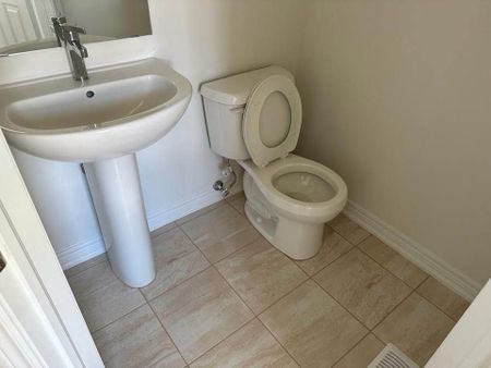 For Lease - 73 Air Dancer Crescent, Oshawa, Ontario - Photo 5