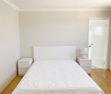 $750/w Furnished Double-Storey Townhouse in Prime Beechboro Location! - Photo 2