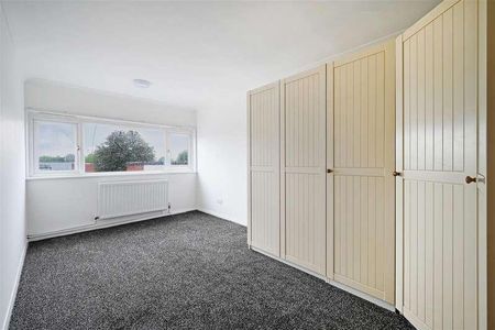 Polesden Gardens, Raynes, SW20 - Photo 2