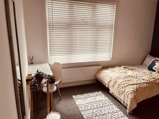 1 bedroom in a house share to rent - Photo 1