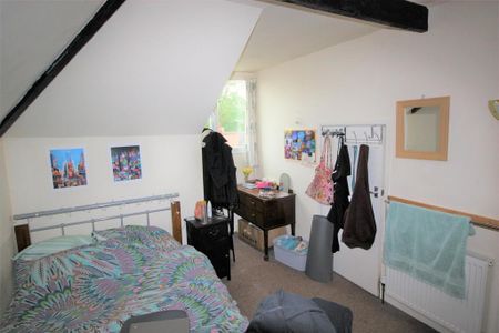 4 bedroom end of terrace house to rent - Photo 2