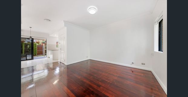 Renovated Townhouse in Prime Location - Photo 1