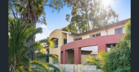 New carpets, three large bedrooms, air con throughout - Photo 3