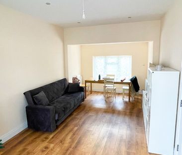 Room in a Shared House, Westbury Terrace, E7 - Photo 2