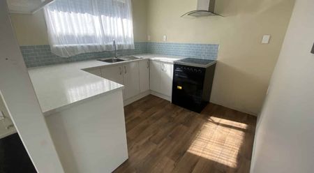 4-Bedroom Home in Red Hill with Modern Kitchen and Single Garage and Pets Allowed! - Photo 4