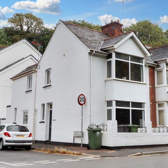 4 bedroom end of terrace house to rent - Photo 1
