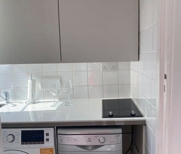 Studio Flat, Du Cane Court, SW17 - Photo 1