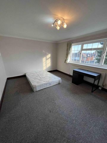 1 bedroom in a house share to rent - Photo 2