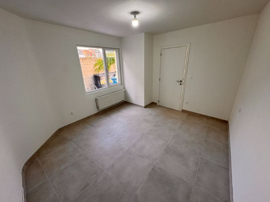 --- NIEUW --- Gerenoveerd gelijkvloers appartement met privaat terras - Foto 1